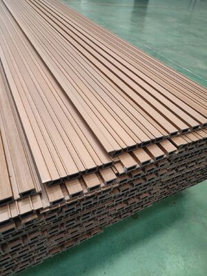 26 mm WPC-wandbekleding voor buiten voor gebruik in de tuin